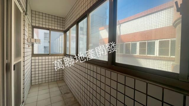 三面採光美食商圈大樓