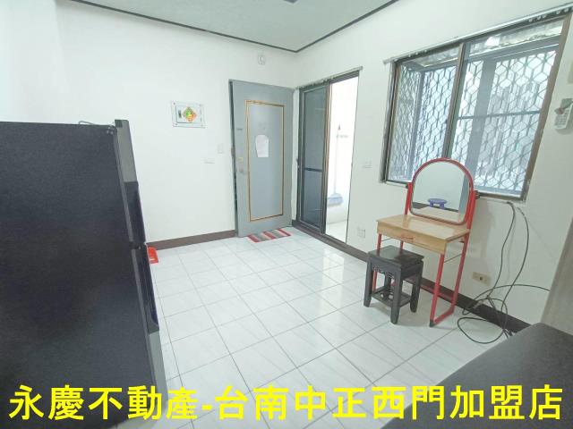 東寧商圈自然採光小資套房附陽台固定機車位