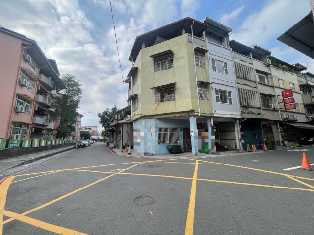 岡山國小旁公園綠地市場採買夜市人潮商店林立一店吃