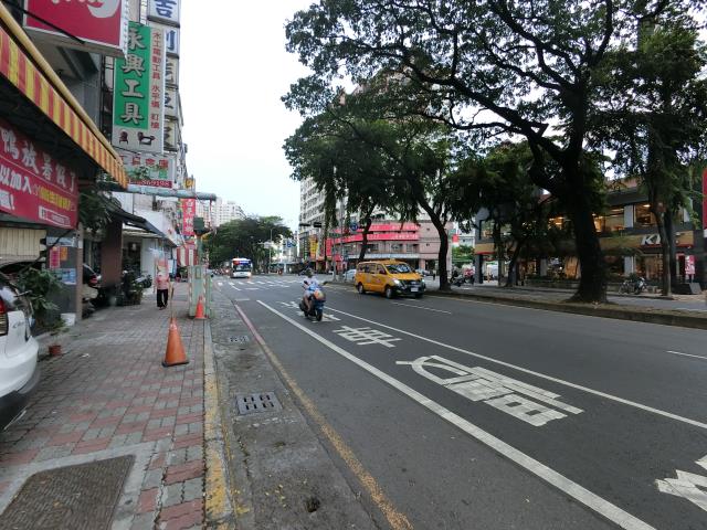 樹德家商輕軌站透天金店