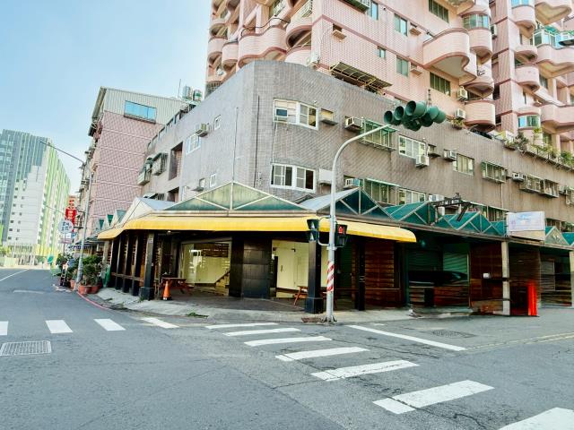 羅浮宮三角窗樓店