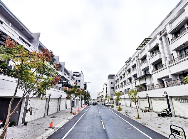 安南區永續十八街別墅