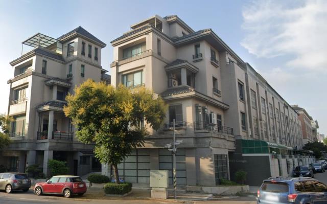 南屯區法拍屋文心南五路一段湖濱真第優室法拍林小陽