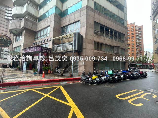 信義區永春生活圈稀有一樓店面出租格局方正挑高設計現況設有夾層