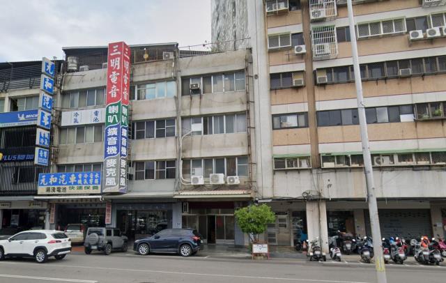 西區法拍屋三民西路臨路住商用透店住優室法拍林小陽