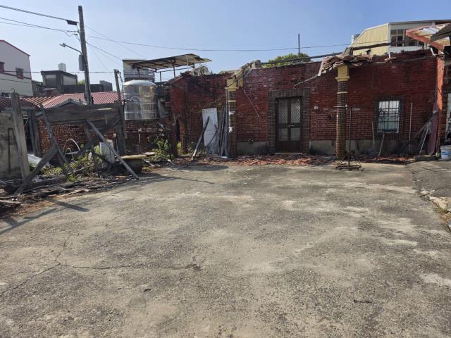湖內建地